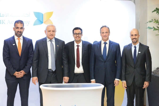 دبدر العيسى والشيخ سالم العبدالله في جناح البنك الاهلي المشارك في المؤتمر السنوي لاتحاد طلبة اميركا