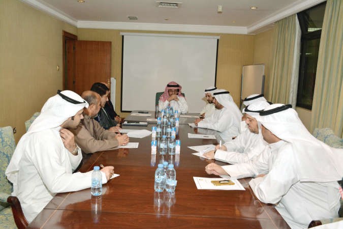دعبدالله العوضي ودفهد بادي ودمشعل الظفيري خلال اجتماعهم مع ممثلي الجالية المصرية	 ريليش كومار﻿