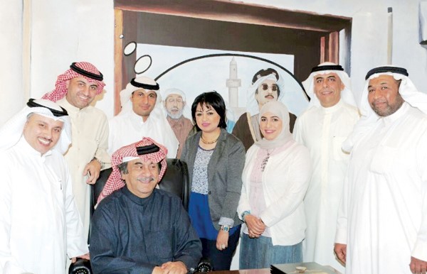 نقيب الفنانين عبدالحسين عبدالرضا مع اعضاء رابطة المعهد العالي للفنون المسرحية