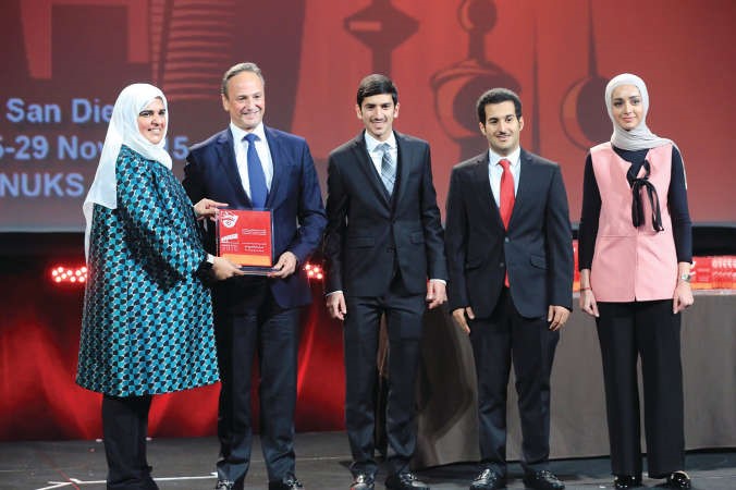 ايمان العوضي اثناء تكريم شركة المشاريع من قبل سفير الكويت لدى الولايات المتحدة الشيخ سالم العبدالله الصباح
