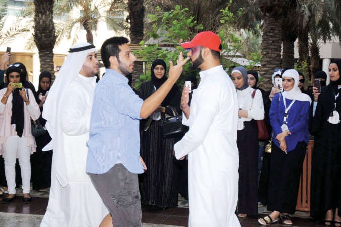 مشاهد تمثيلية من حملة بصمة ضد العنف بجامعة الكويت ﻿