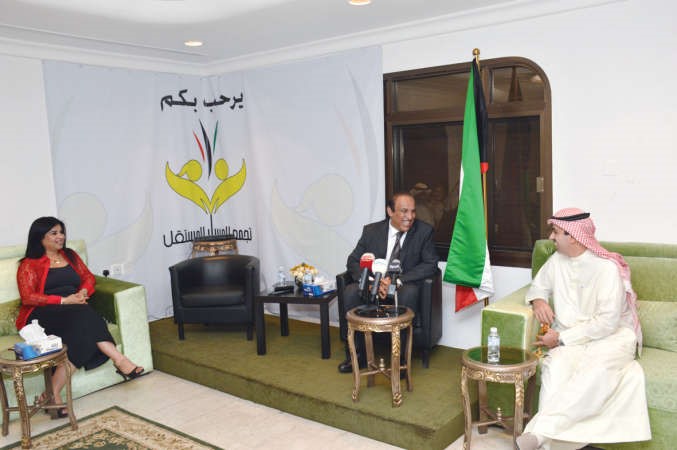 حديث باسم بين علي الراشد ودخالد الصالح والزميلة منى العياف خلال ندوة تجمع المسار عن مرض السرطانانور الكندري