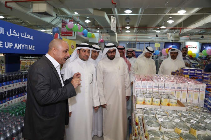 رشيد بن ربعي خلال جولة في اركان مهرجان جمعية الشعب التعاونية ﻿