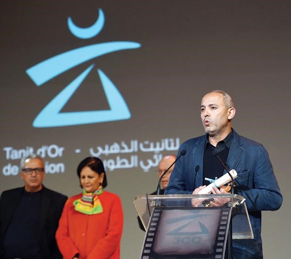 المخرج المغربي محتفيا بالجائزة﻿