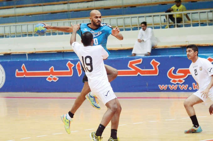 مبارك دحل لاعب السالمية وعبور لدفاعات الصليبخات﻿