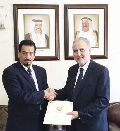 السفير دحمد الدعيج يسلم المساعدات لاحد ممثلي الجمعيتين الاردنيتين 