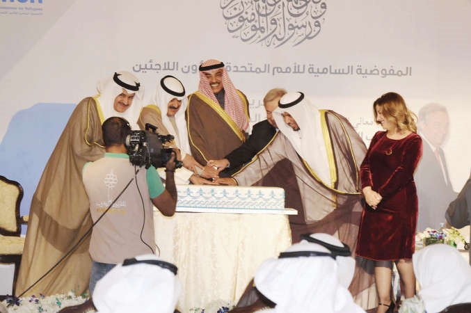 الشيخ صباح الخالد مشاركا المفوض السامي انطونيو غوتيريس والحضور قطع كعكة الاحتفال 