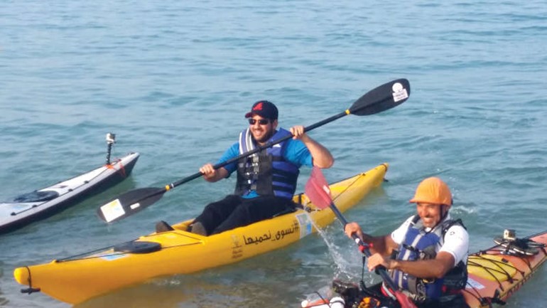 الشيخ عبدالله الاحمد خلال رحلة كاياك وحملة تسوى نحميها﻿