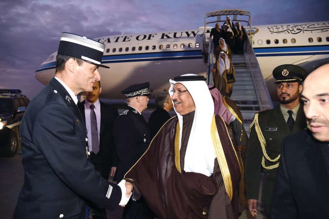 ممثل صاحب السمو الامير الى فرنسا سمو رئيس الوزراء الشيخ جابر المبارك مصافحا مستقبليه