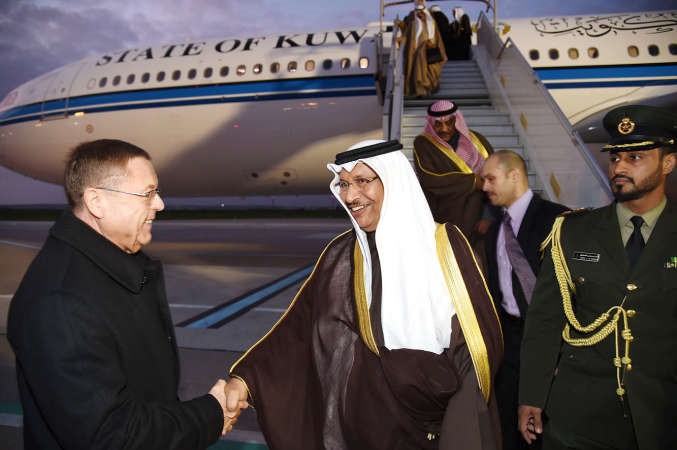 ممثل صاحب السمو الامير الى فرنسا سمو الشيخ جابر المبارك مصافحا مستقبليه