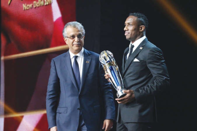الاماراتي احمد خليل يتسلم جائزته من الشيخ سلمان بن ابراهيم﻿