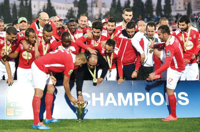 لاعبو النجم الساحلي يحتفلون بالحصول على لقب كاس الاتحاد الافريقي افپ﻿