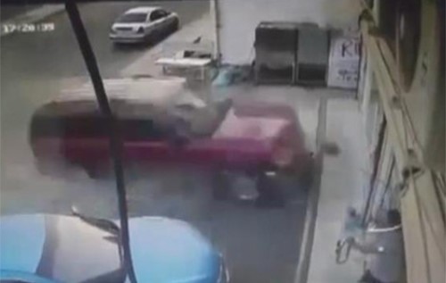 فيديو مروع.. سيارة تقتحم صالون حلاقة في مكة المكرمة وتقتل شخصين