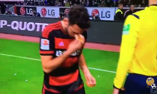 بالفيديو.. لاعب تركي يقبّل خبزاً قذفته الجماهير إلى الملعب في الدوري الألماني 