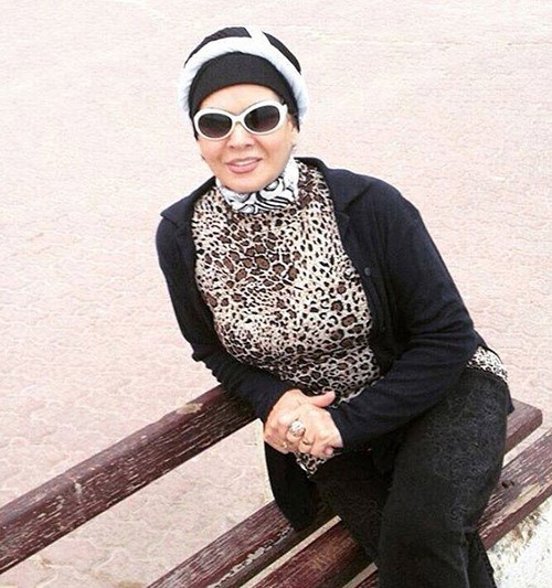سامو زين ينشر صورة لوالدته المحجبة.. والجمهور يتغزل في جمالها