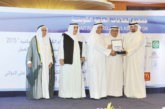 دخالد الصالح يتسلم درع تكريم جمعية مكافحة التدخين والسرطان