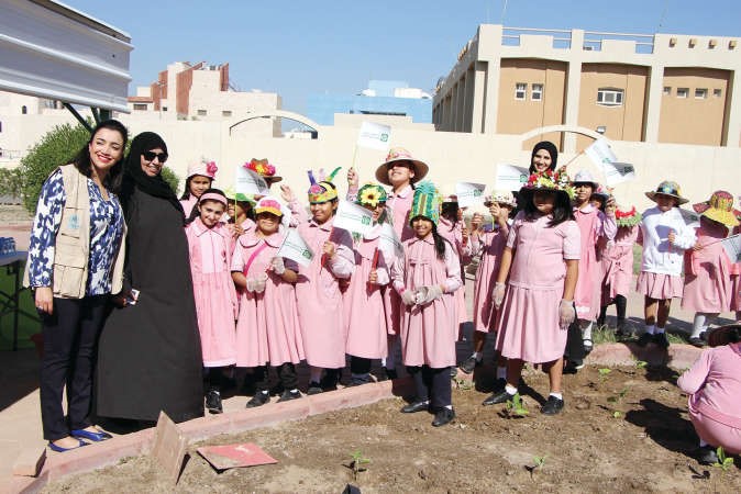 عدد من التلميذات مع غدير الصقعبي ومديرة المدرسة﻿