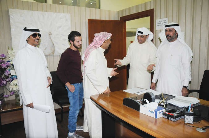 يوسف ارتي وخالد السهيل خلال حديثهما مع المراجعين﻿