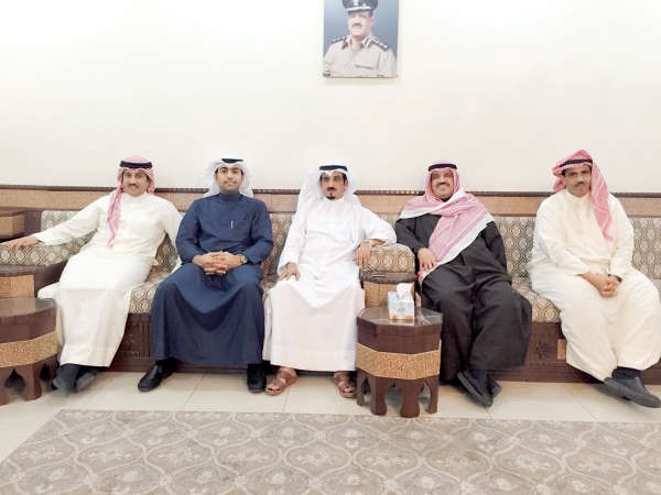 عدد من رواد ديوانية الوقيت في الرابية ويبدو الزميل عبدالله صاهود 
