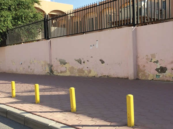 سور احدى المدارس بحاجة الى ترميم