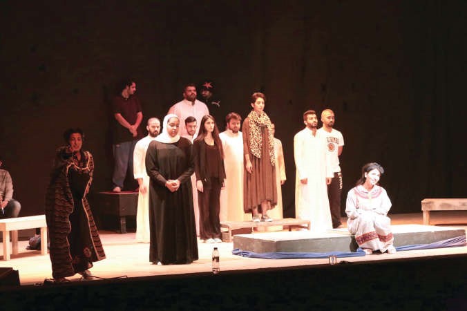 من بروفات مسرحية العرس