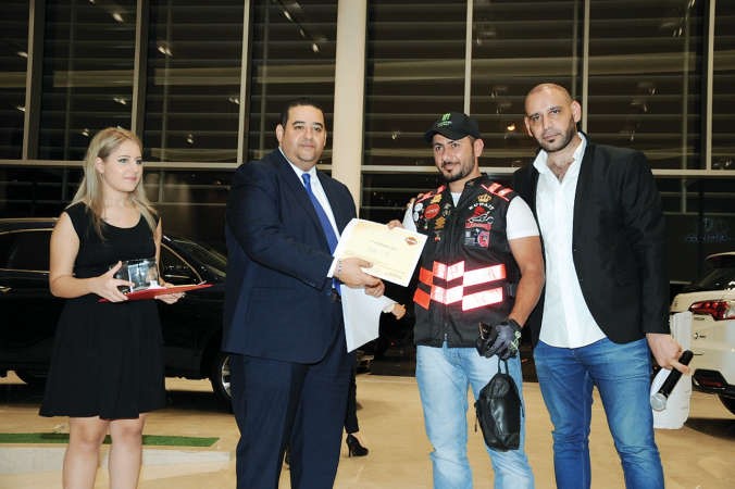 تكريم احد المشاركين 