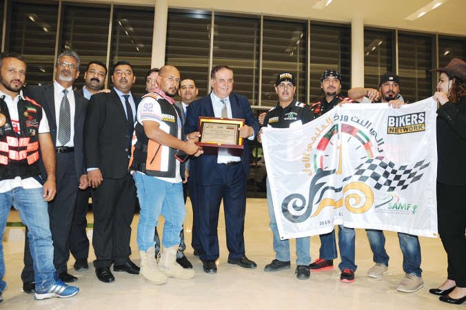 ملاعب مكرما احد اعضاء فريق الدراجات النارية 