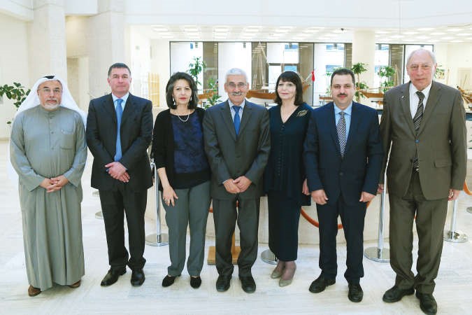 د عدنان شهاب الدين متوسطا الفائزين بالجائزة ﻿