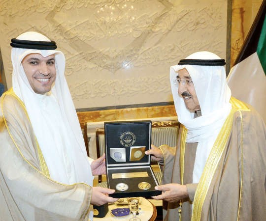 صاحب السمو الامير الشيخ صباح الاحمد يتسلم من محافظ البنك المركزي دمحمد الهاشل المسكوكة التذكارية﻿
