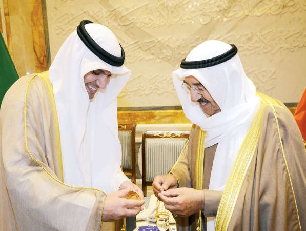 صاحب السمو الامير لدى تسلمه المسكوكة من د الهاشل﻿