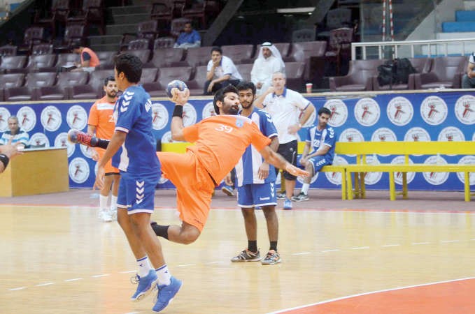 لاعب كاظمة يوسف حيدر يصوب على مرمى الجهراء﻿