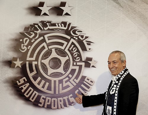 المدرب البرتغالي بجانب شعار السد
