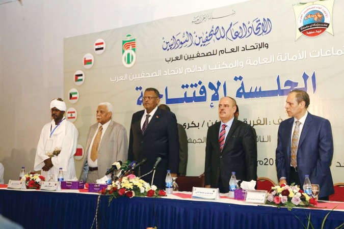 النائب الاول للرئيس السوداني نائب الرئيس السوداني بكري حسن صال وحاتم زكريا خلال الجلسة الافتتاحية للاجتماعات