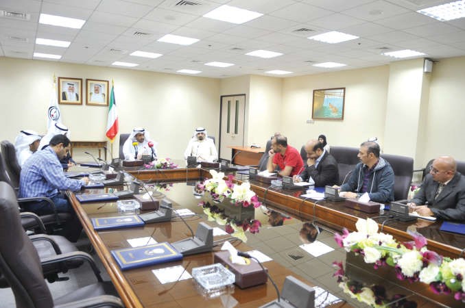 عبدالمحسن العنزي واحمد المطيري خلال الاجتماع التنسيقي مع ممثلي وسائل الاعلاممحمد هاشم ﻿
