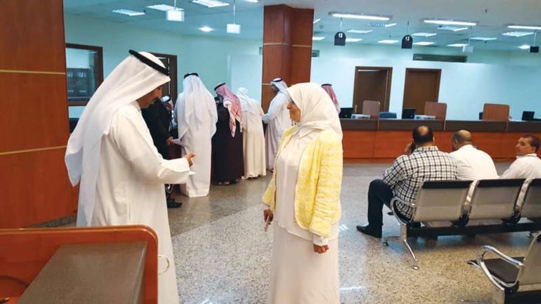 الوزيرة هند الصبيح خلال جولتها في الادارة