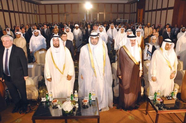 الشيخ محمد العبدالله ودعبدالله المعتوق ودعبداللطيف الزياني ويعقوب الصانع لدى افتتاح المؤتمر 		احمد علي