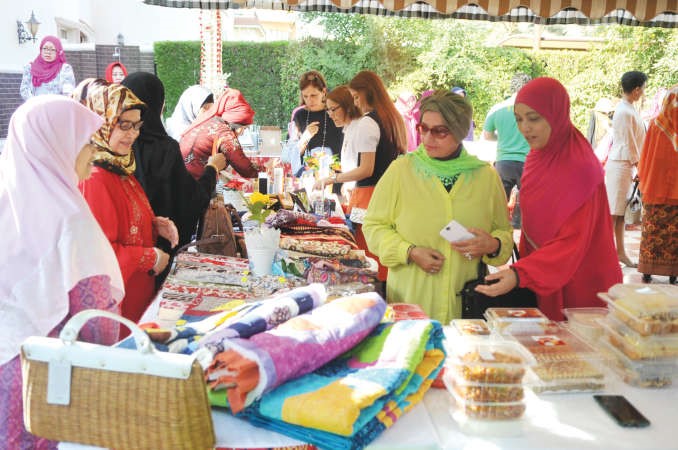 مشغولات يدوية ومواد غذائية