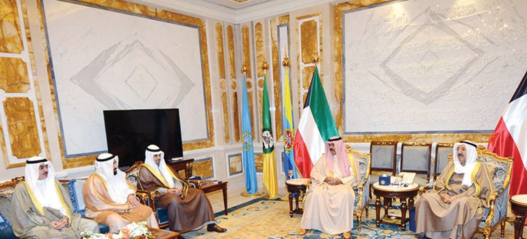 صاحب السمو الامير الشيخ صباح الاحمد مستقبلا انس الصالح ودعلي العمير بحضور سمو ولي العهد الشيخ نواف الاحمد﻿