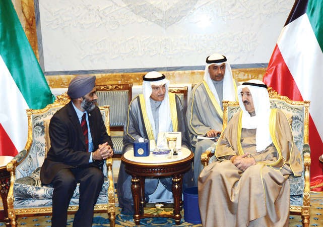 صاحب السمو الامير الشيخ صباح الاحمد مستقبلا وزير الدفاع الكندي﻿