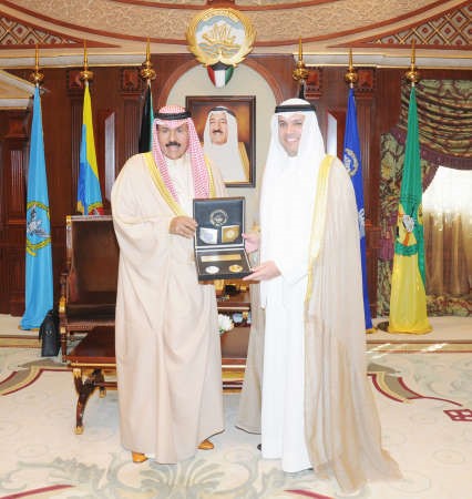  سمو ولي العهد الشيخ نواف الاحمد يتسلم مسكوكة تذكارية احتفالا بتسمية صاحب السمو الامير﻿﻿الشيخ صباح الاحمد قائدا للعمل الانساني من محافظ بنك المركزي ﻿
