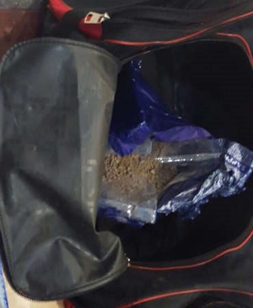  الهيروين وقد اخفي في تجاويف حقيبة الخادمة ﻿