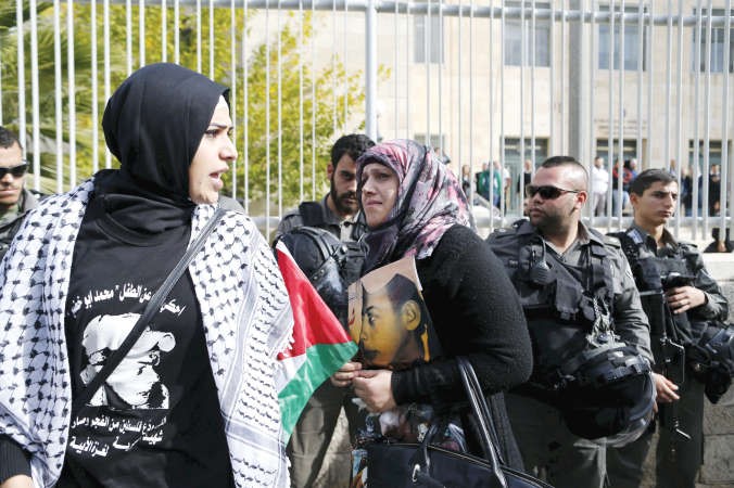 فلسطينيون يتظاهرونامام المحكمة العليا الاسرائيلية امس بعد رفضها ادانة قتلة الفتى الفلسطيني محمد ابو خضير 	رويترز﻿