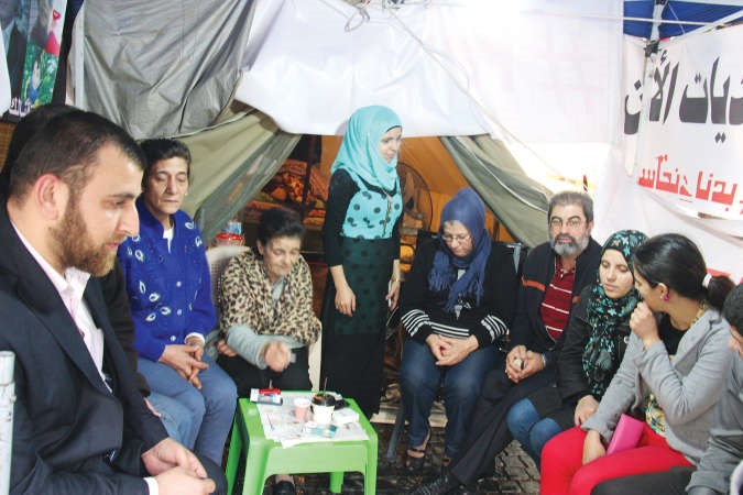 اهالي العسكريين المخطوفين في خيمة الاعتصام في ساحة رياض الصلح بانتظار اي معلومات حول مصير ابنائهممحمود الطويل