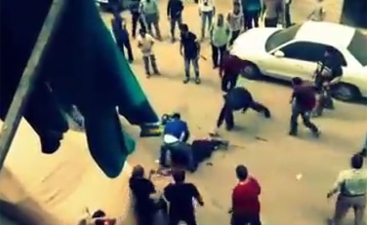 فيديو صادم.. مصري يحاول ذبح زوجته في الشارع.. والمارة يرشقونه بالحجارة وينقذونها 