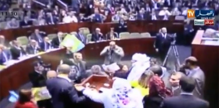 بالفيديو.. شجار عنيف وتبادل لكمات بين نساء ورجال تحت قبة البرلمان الجزائري 