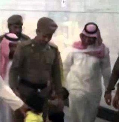 بالفيديو.. طفل يصر على مصافحة إمام الحرم المكي وسط حراسة أفراد الأمن