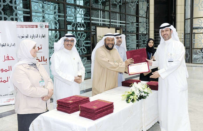 دابراهيم الصالح يسلم احد المكرمين شهادته
