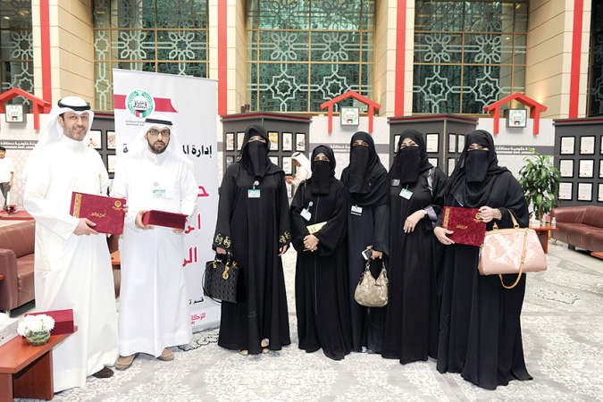 صورة تذكارية للمكرمين