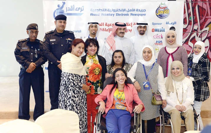الشيخ مبارك الدعيج والشيخة شيخة العبدالله وعدد من الحضور
