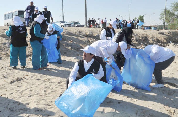 تعاون بين المشاركين في عملية التنظيف